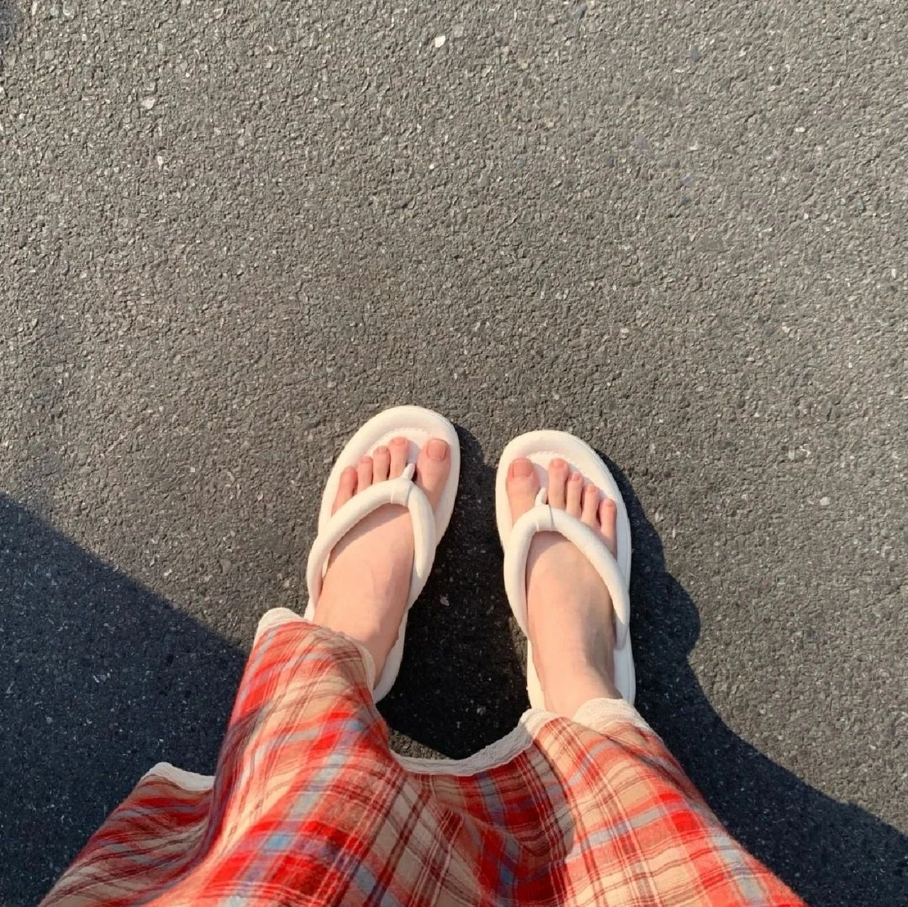 简简单单的人字拖,是夏天上街需要的 #拖鞋# #穿搭# #日常穿搭