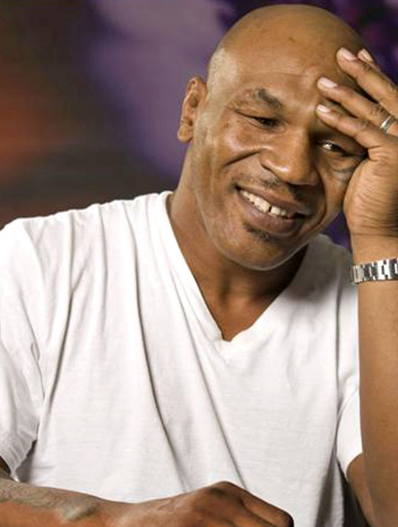 54岁泰森重新登上擂台却遭对手挑衅,泰森当场怒撕衣服大打出手4-度小