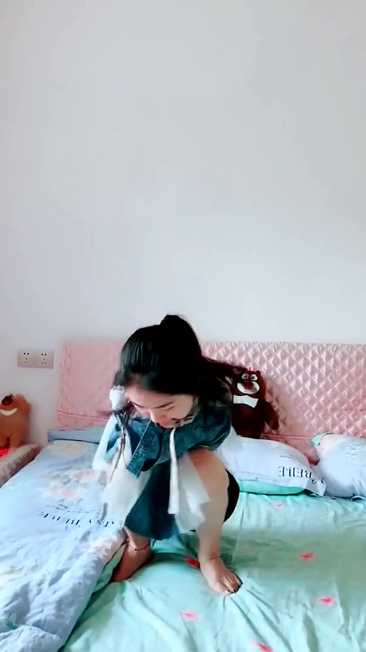 无臂女孩在网上火了长得很美
