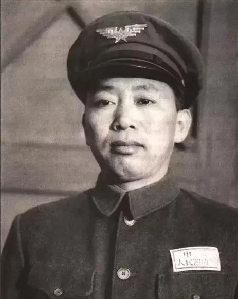 营长岳振华坐火车,广播:岳振华同志,专机不能起飞,请不要下车