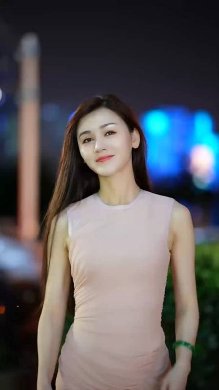 豆豆拍美女,美女身穿短裤,大长腿一步赶两步,百看不厌!