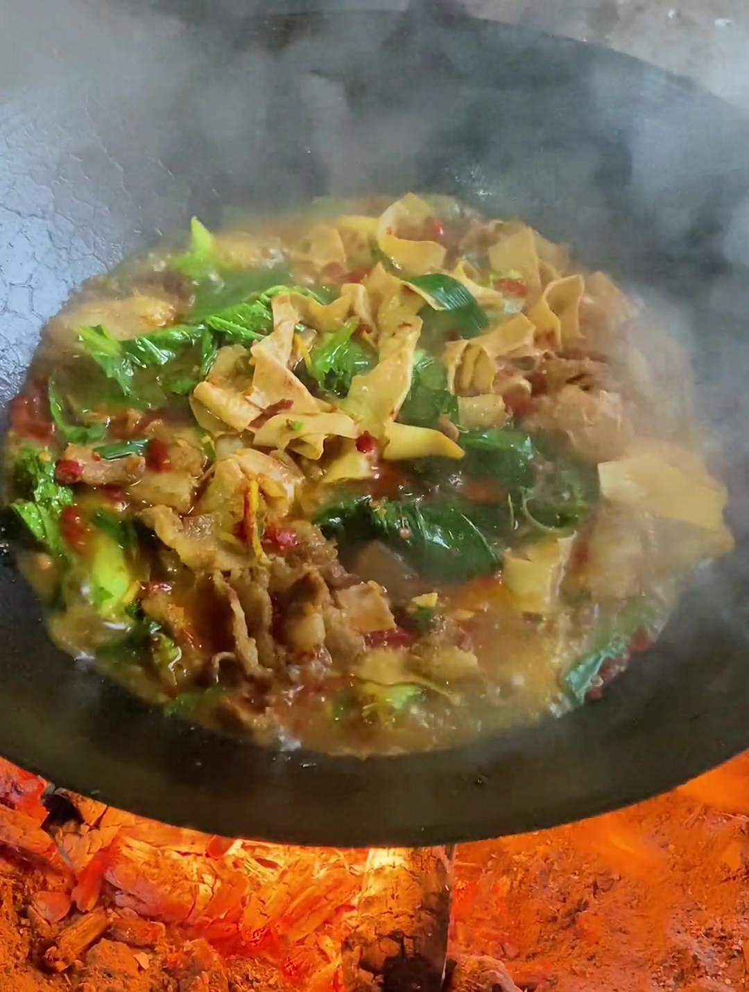 简简单单的农家柴火饭菜,冒着热气的豆豉火锅,温暖这个冬