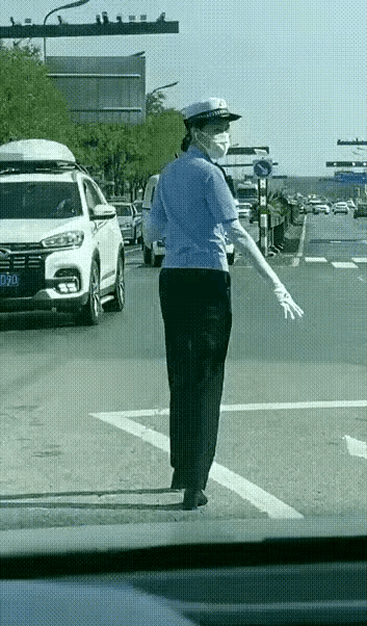 一女民警走路扭屁股,穿高跟鞋,带袖套?
