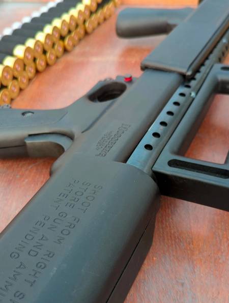 莫斯伯格500泵动无托霰弹枪,泵动手柄为手枪型握把,产量很少-度小视