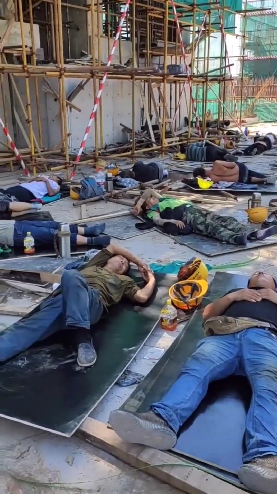 工地最真实的一幕,还有五分钟开工,真不忍心叫醒他们!