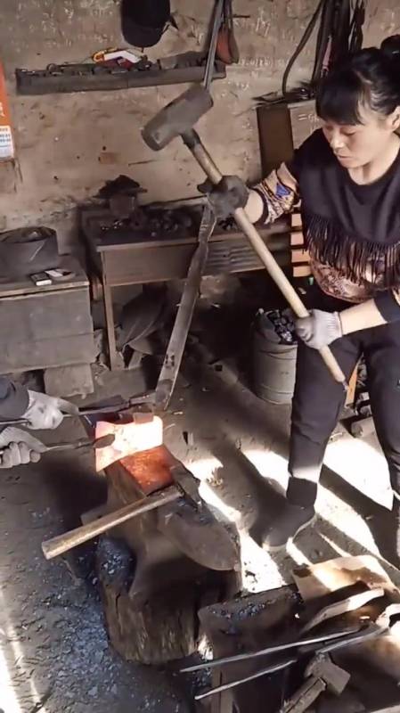 砸斧头孔,妹子这大锤抡的,稳准狠!