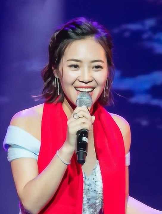 云朵:被刀郎养了整整10年,歌手舞台公开踢馆,为师傅一雪前耻-度小视