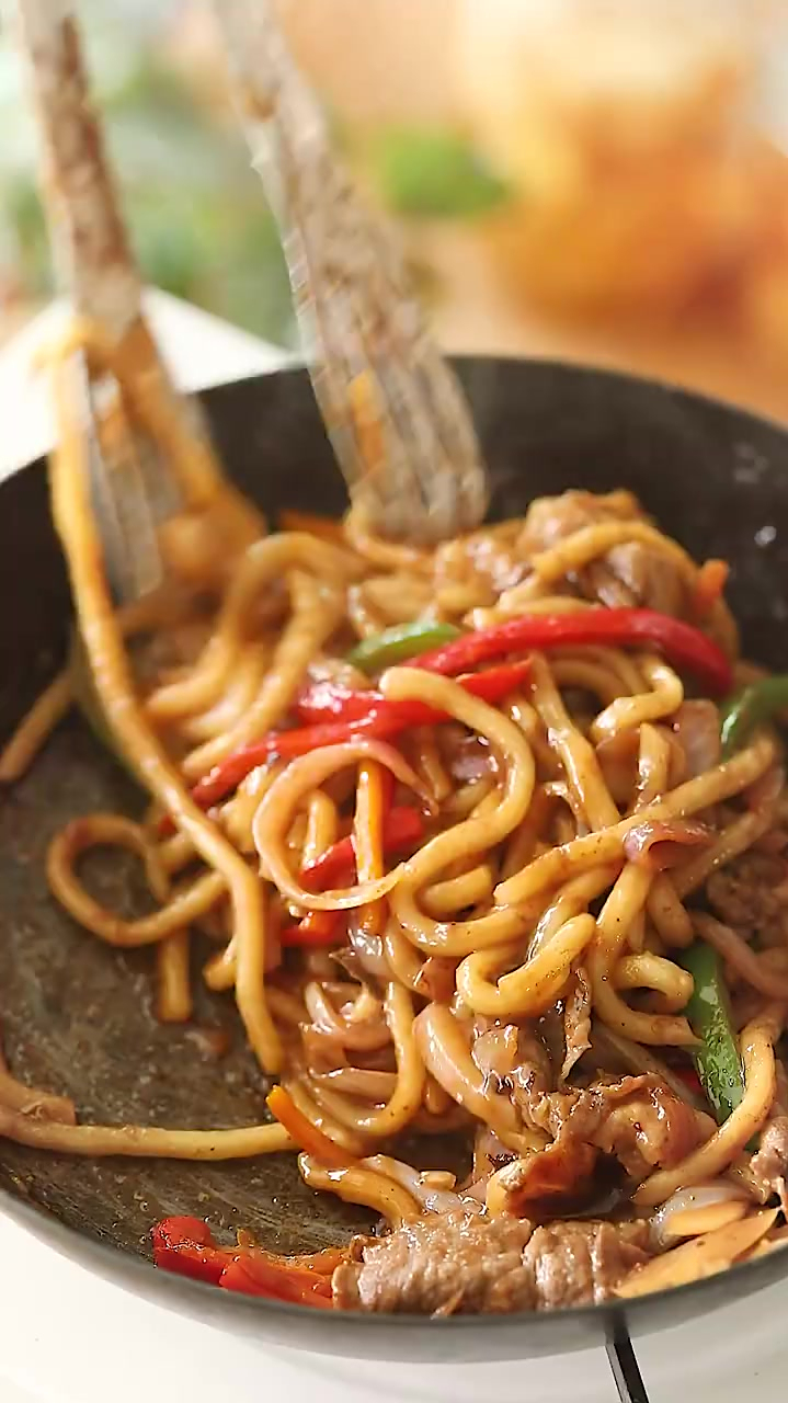 日式肥牛炒乌冬面|酱汁浓郁,拌温泉蛋香绝了