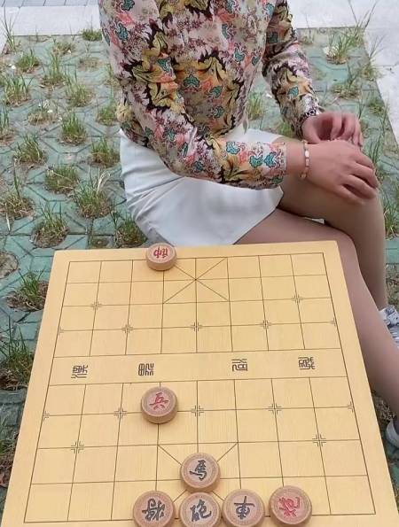 美女下象棋图片图片