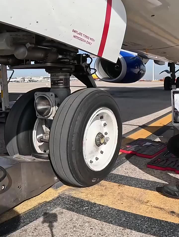 波音737-800前轮更换