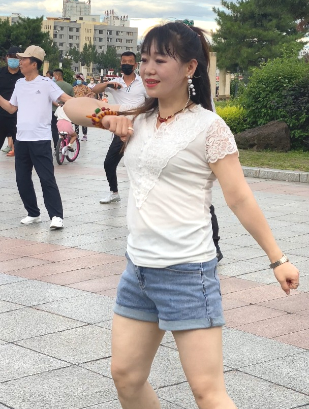 陆良广场女人图片