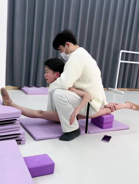 练软开度,耗腿嘛,痛也就痛了,舞蹈生就这样-度小视