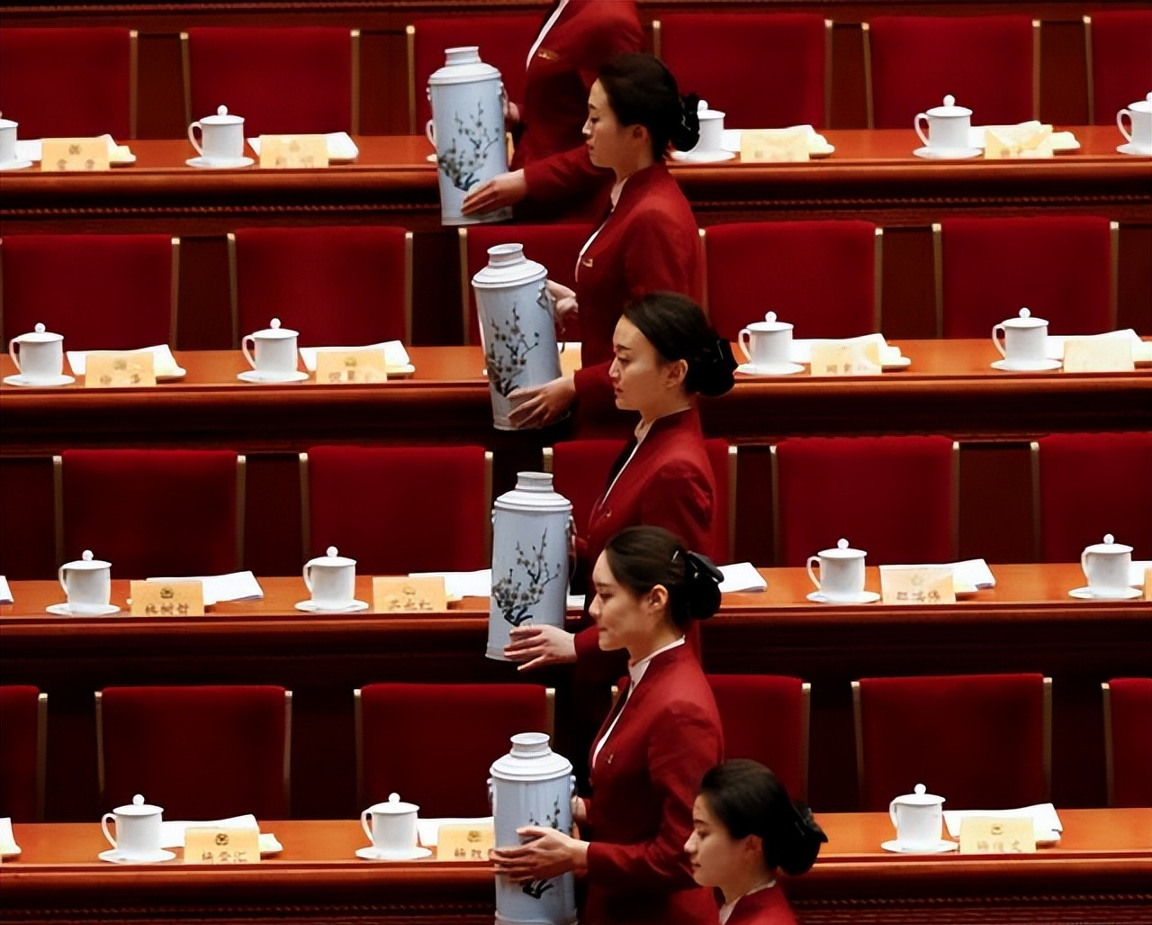 四年一换,但却不对北京人开放?人民大会堂的服务员招聘有何隐情