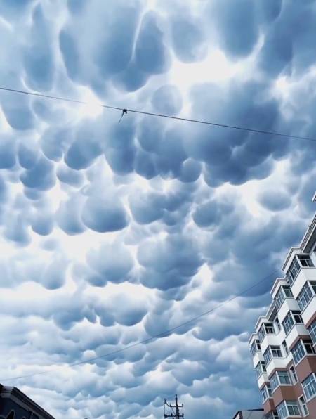 天空惊现奇怪云朵,太美了!-度小视