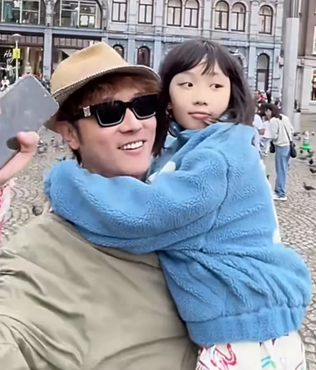 洪欣女儿太粘爸爸了,彤彤不愿意走路,9岁大孩子了还让张丹峰抱着,看