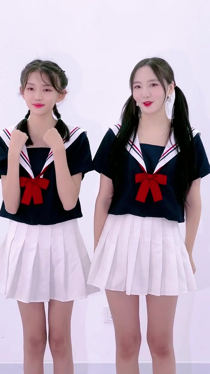 宋小睿和闺蜜合照现在的两个人经过练习越来越优秀了