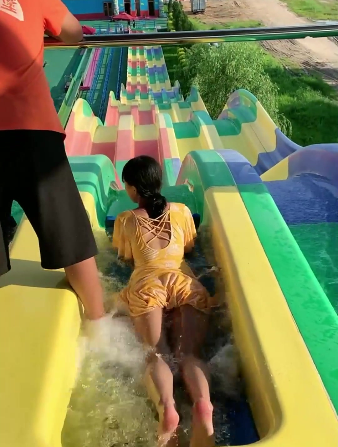 水上乐园的大滑梯,小姐姐们可真猛,其实我也体验一下!-度小视