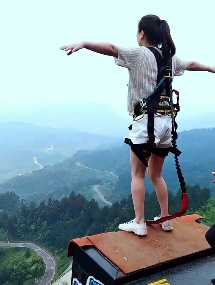 美女蹦极手机拍下全过程,跳下去的那一刻,浑身都是麻的