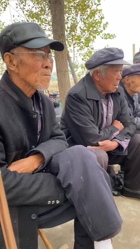 每次路过村口,这群老头就一直盯着我看,男人还是得挂在墙上才行-度小