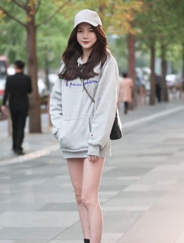 你永远不知道美女卫衣下的身材有多好