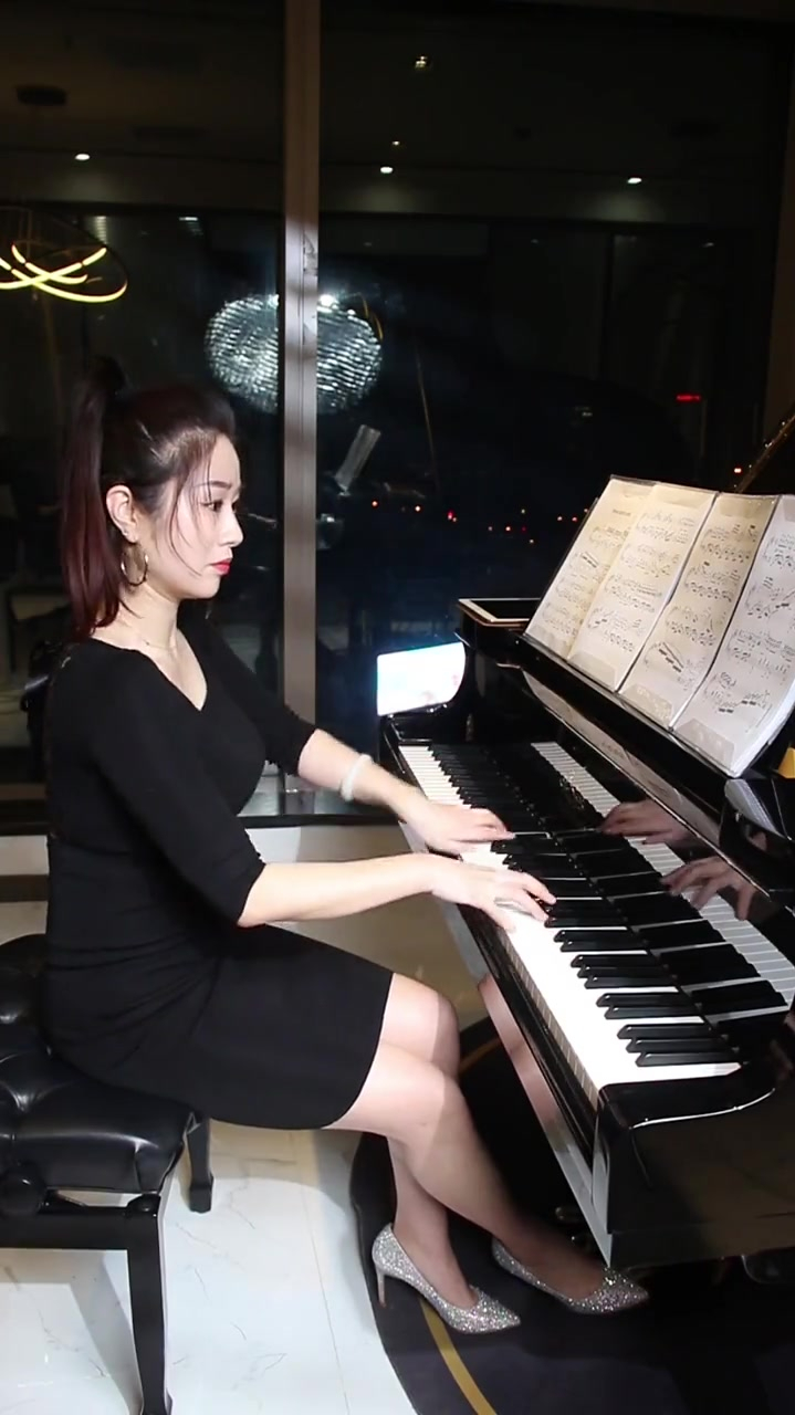 张晶,中国钢琴考级高级评委演奏家《温柔倾诉》