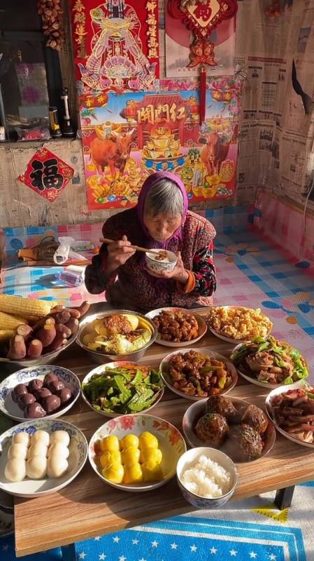 这就是农村婆婆的午餐,虽然简单,却是农村正确的吃饭方式!