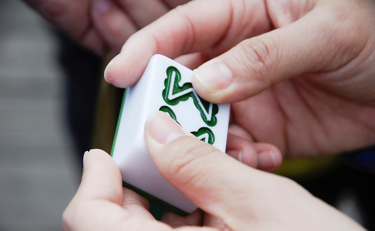 打麻将碰牌有学问,避开这5点赢牌胜率更高