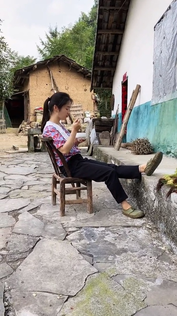 大山里的农村留守妇女,一个人在家吃饭,生活太艰辛了!-度小视