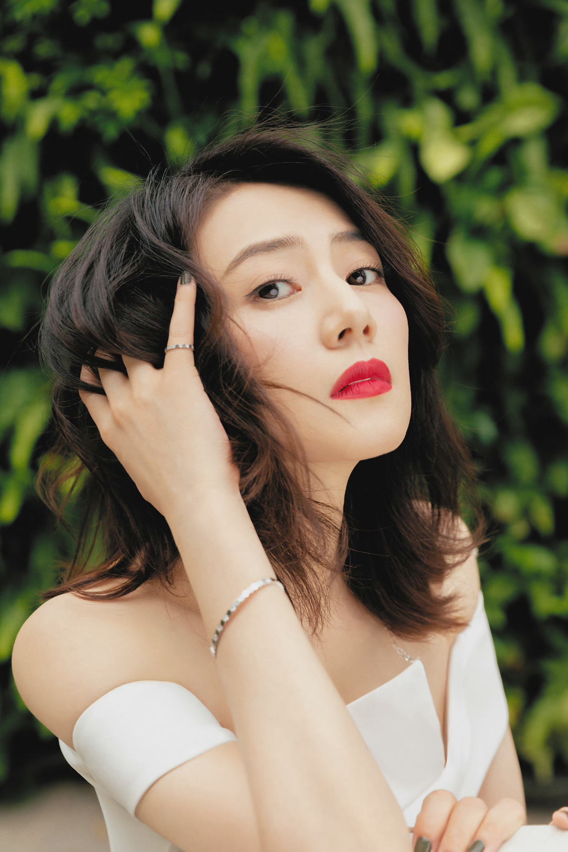 42岁高圆圆现身商场,男粉丝蜂拥而至,摘口罩露笑容引现场尖叫