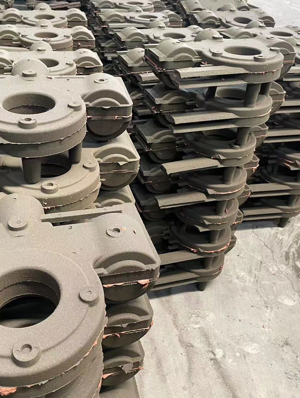 实拍铸造厂使用铸造粘结剂组合粘结覆膜砂砂型砂芯的现场