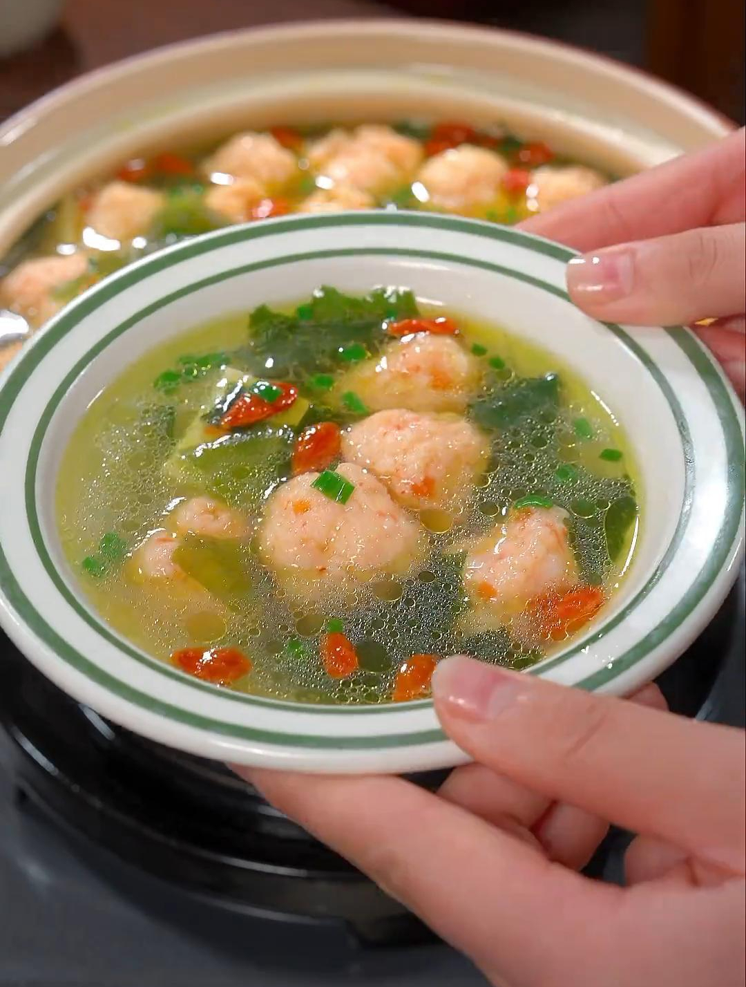 这样做的裙带菜虾丸汤汤鲜味美