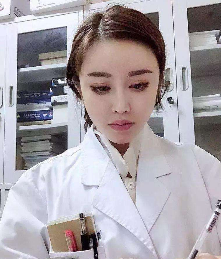 青岛女医生cos娜美,浑身肌肉青筋暴起,网友:羡慕她老公的一天