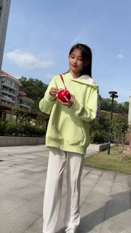 宋小睿身上的玩具,证明了她的童心还在,十八岁应该也还是这样吧