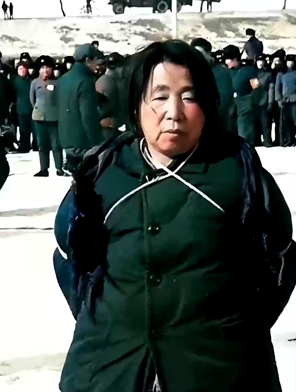 1980女贪官王守信被执行死刑五花大绑并跪在地上等待执行枪决