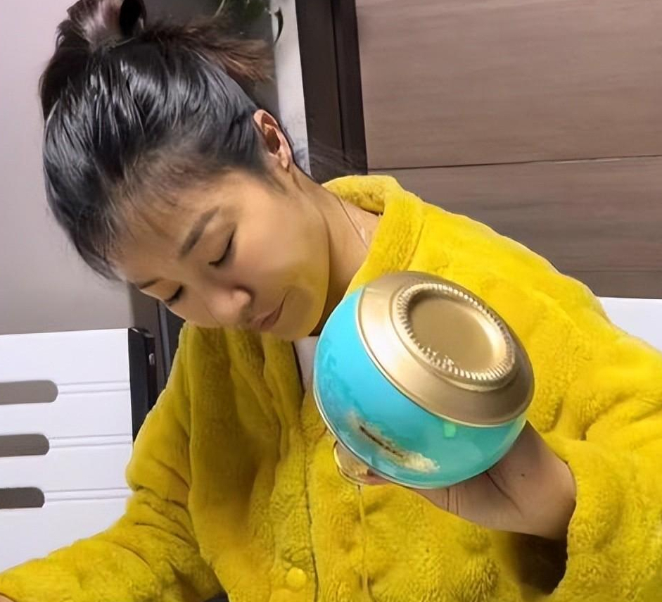 东北小黑姐:清唱界扛把子,酒后魔性翻唱吸粉千万,35岁无人敢娶