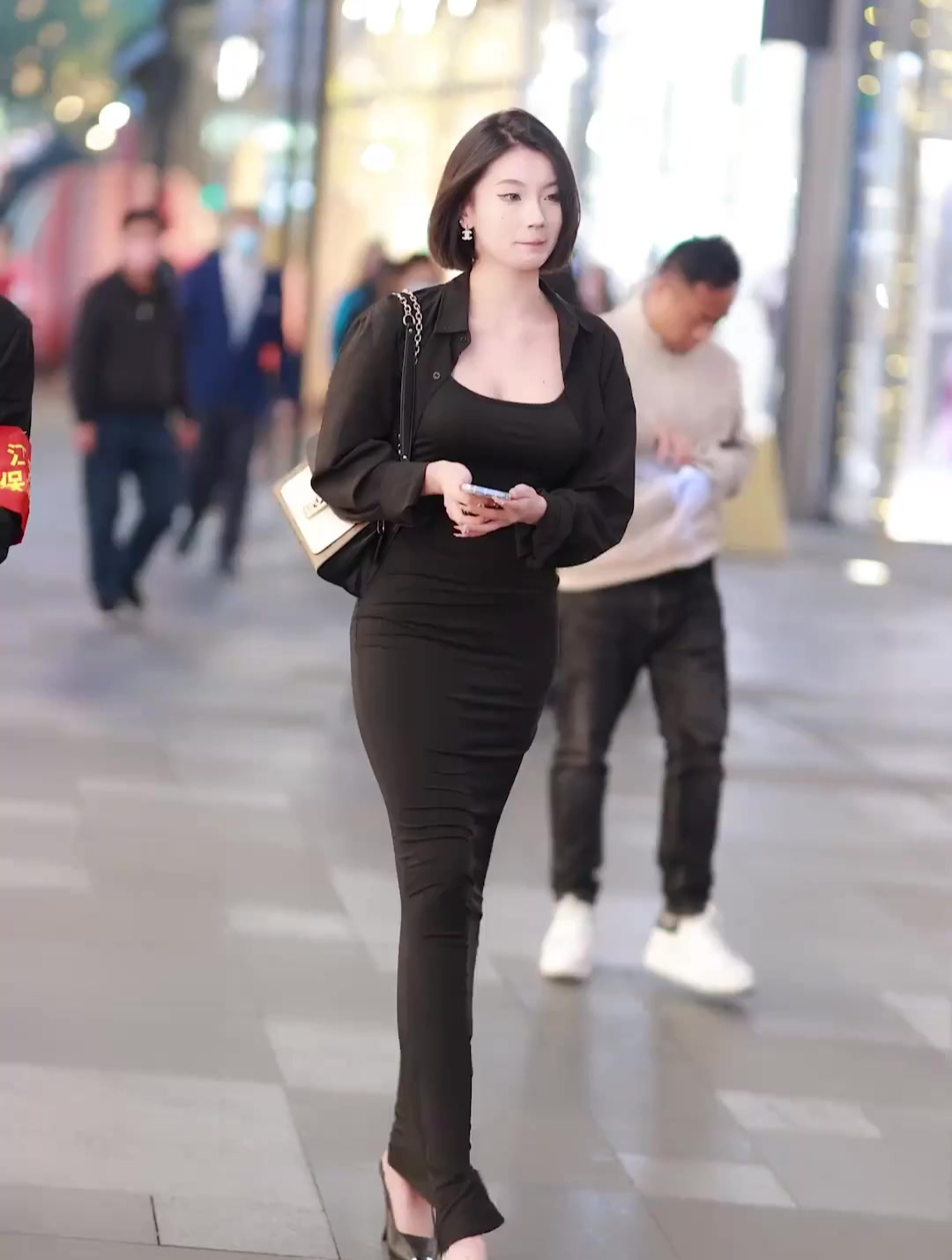 在太古里街拍的美女,小姐姐这身材,真的可以算是百里挑一了