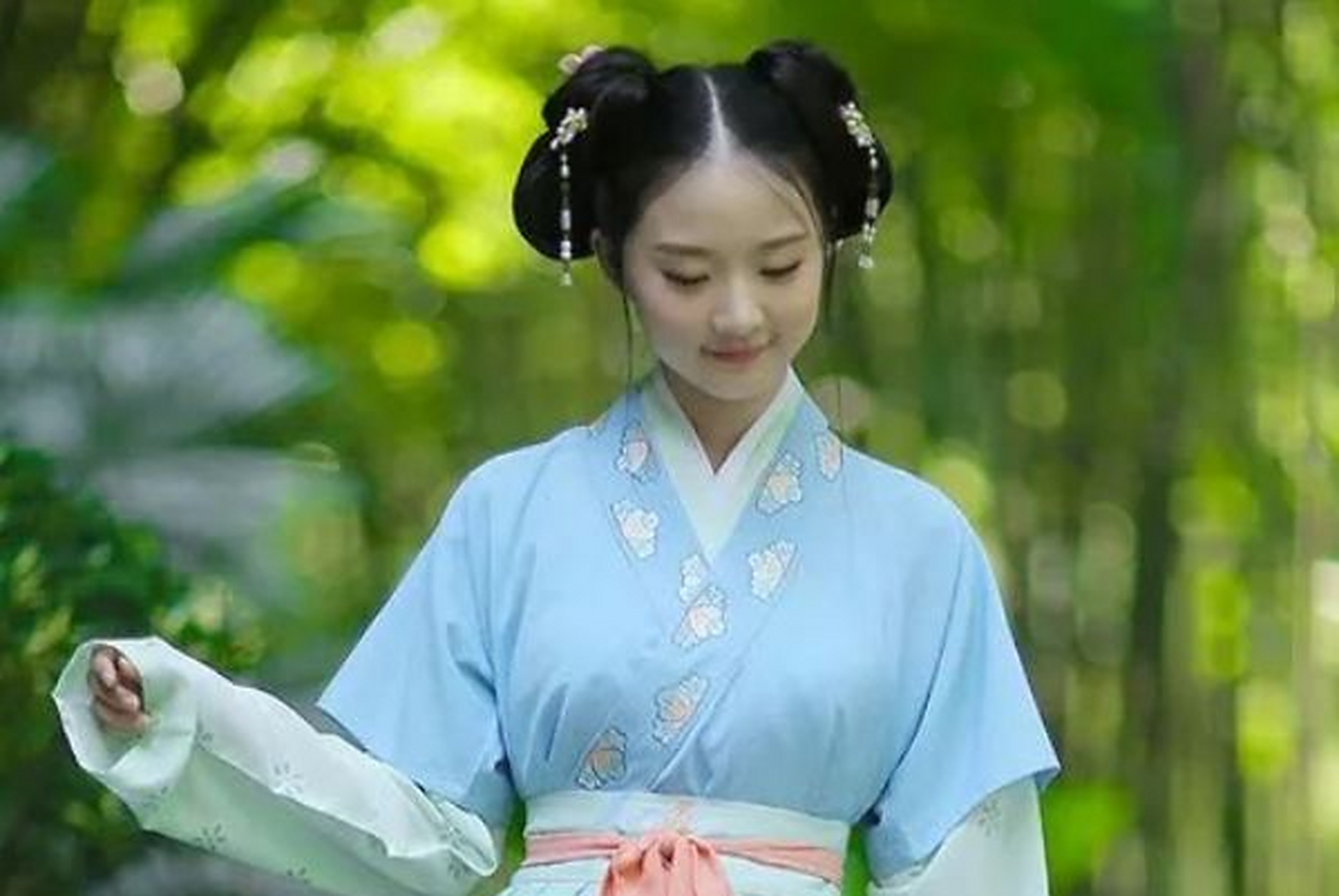 某日,年过七旬的元朝学士姚燧正在沐浴,他眺望着那位年轻貌美的侍婢