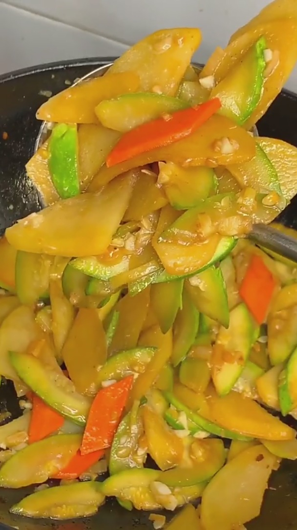 家常美食西葫芦炒土豆片家常美味