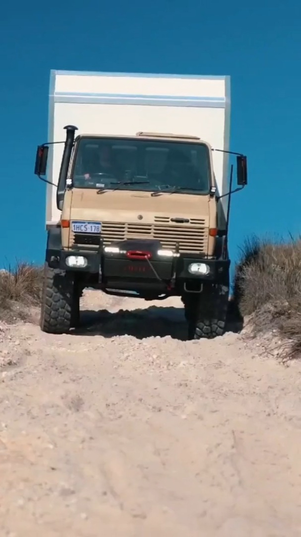 乌尼莫克4x4越野房车