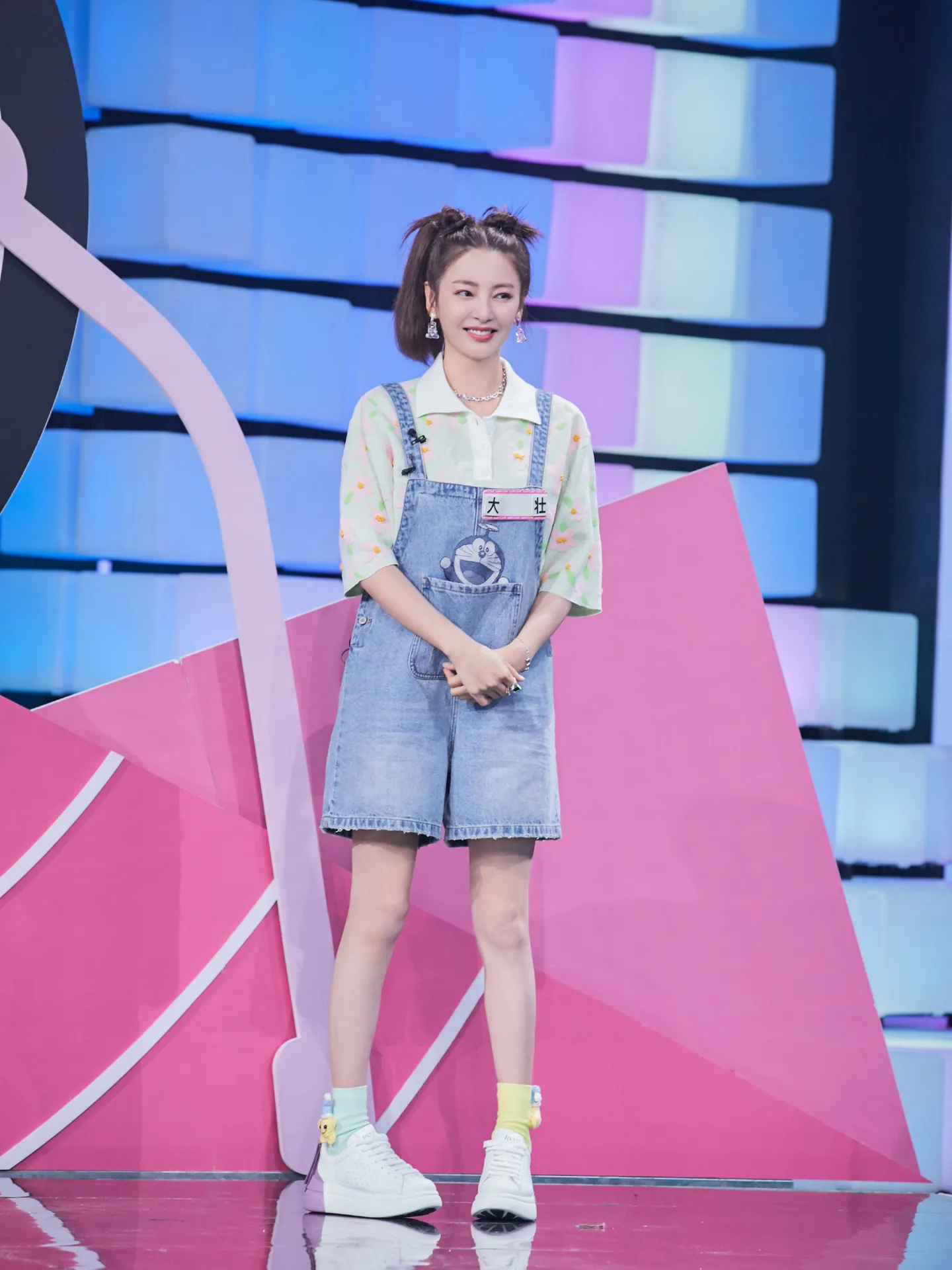 张雨绮真敢穿!一袭克莱因蓝连体性感泳衣,尽显大长腿美艳又自信