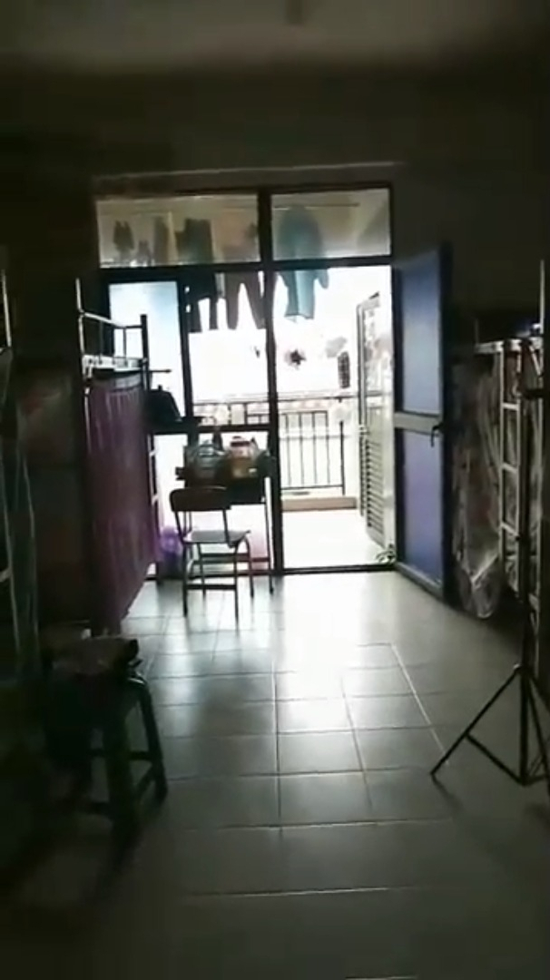 富士康女生宿舍实拍走到阳台上一抬头我就被吓傻了