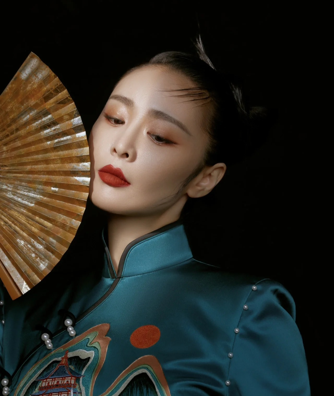 没有"大嫂"光环,高叶靠"旗袍"化身江南女子!温婉从容!