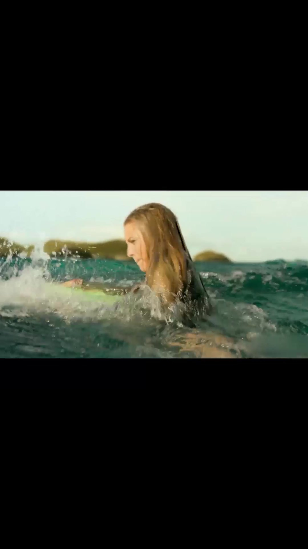 鲸鱼好莱坞电影美女在大海游泳不料遇到了鲸鱼