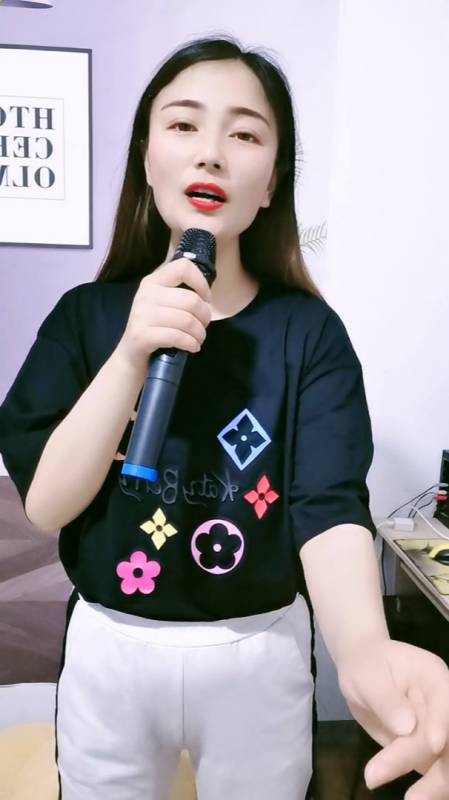 美女演唱一首天路歌聲美如天籟濃濃的藏族風真讓人陶醉