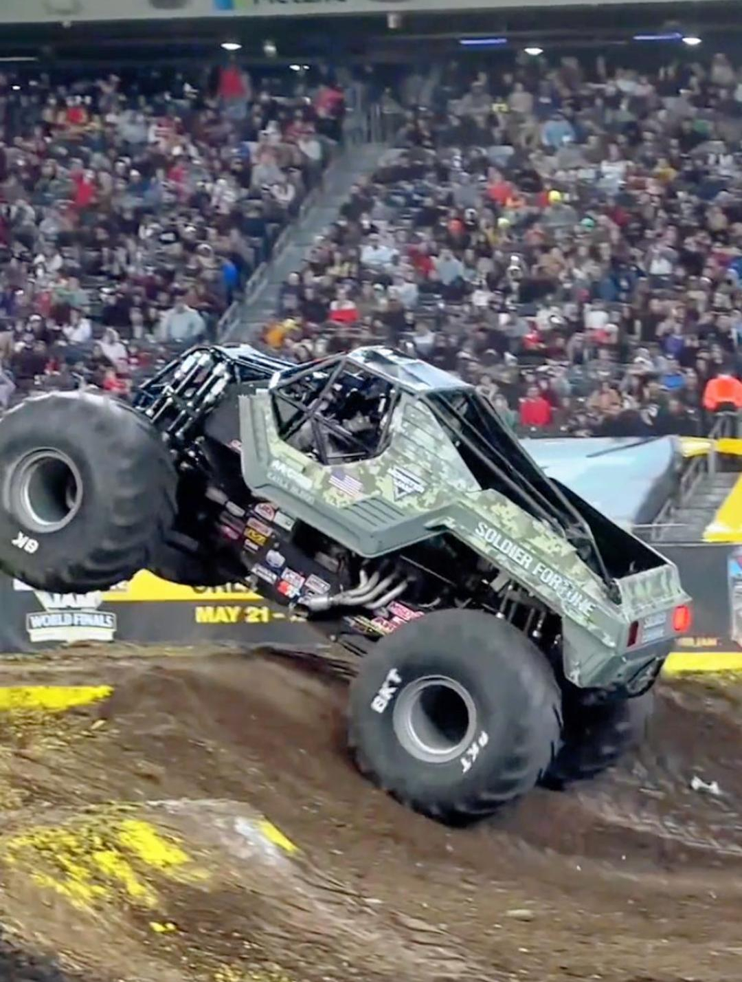 这大脚车,转弯一不注意就翻车,你们喜欢看翻车片段吗?-度小视