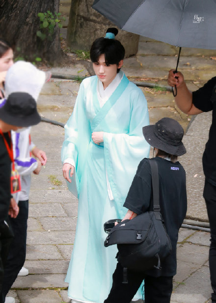 宋亚轩青色长衫造型太好看了吧,这身段不演古装剧真的亏了