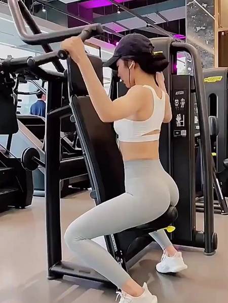 健身房邂逅美女,看到她的锻炼方式,我都觉得自愧不如!