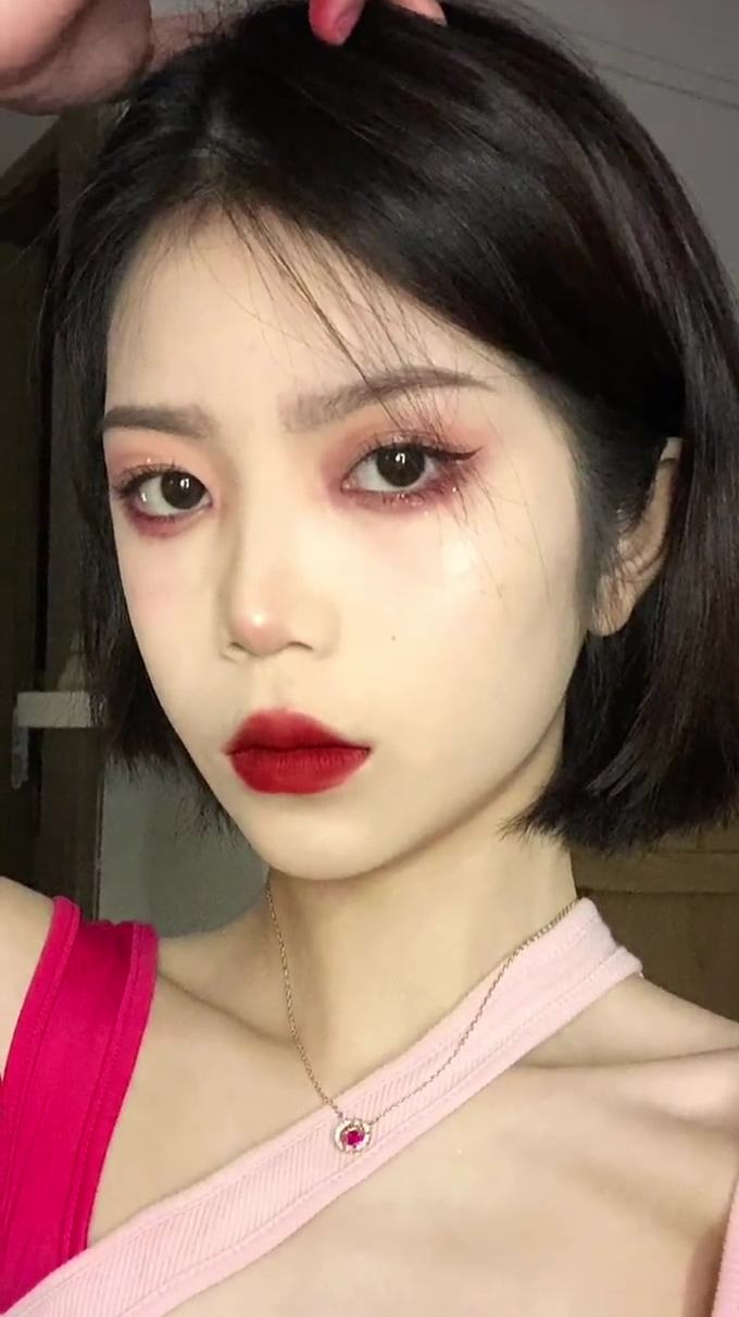 超a甜酷辣妹妆容 眼影搭配秘诀-度小视