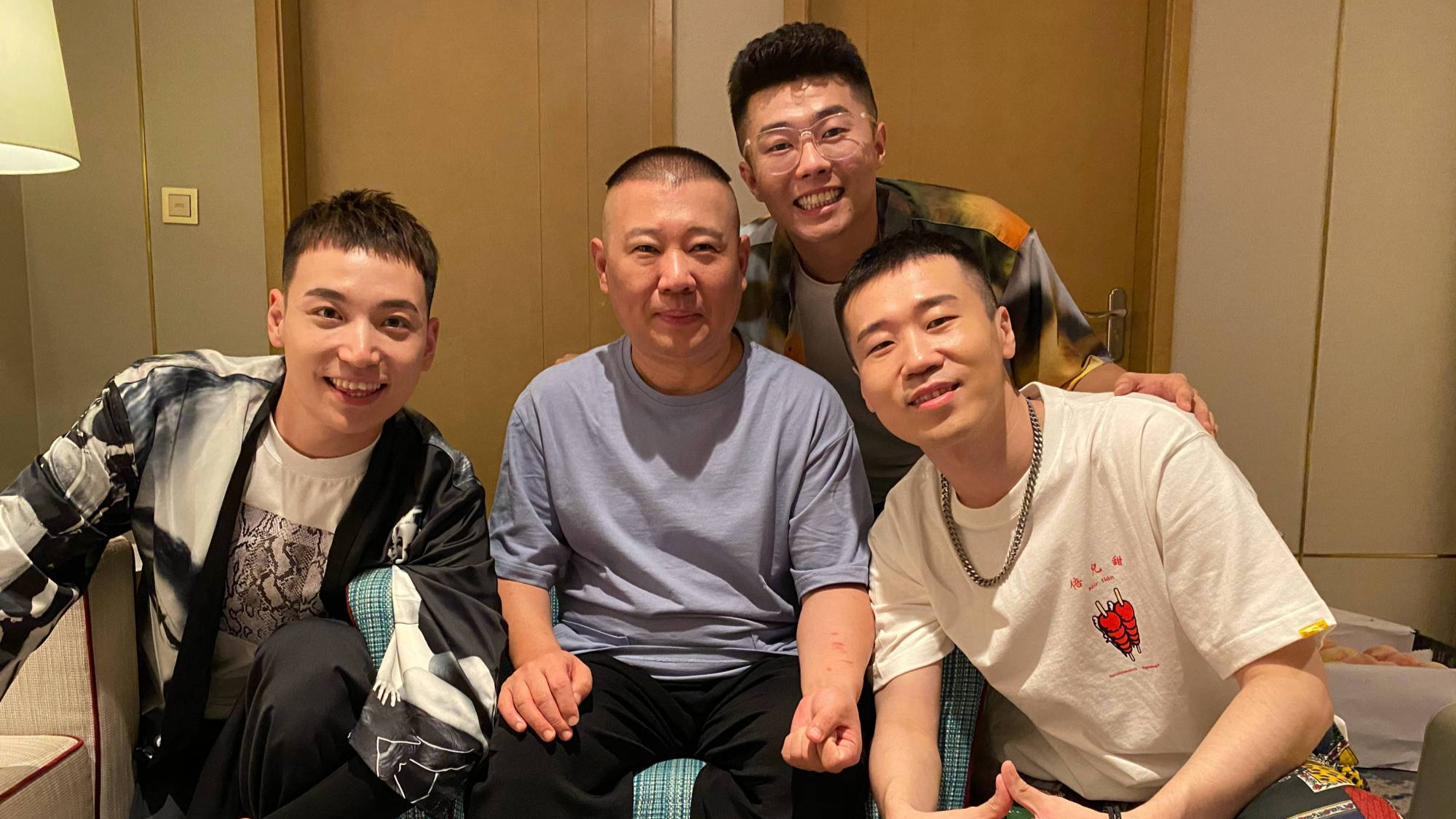 德云社王九龙晒睡觉照,颜值与才华共存,谁能不爱呢?