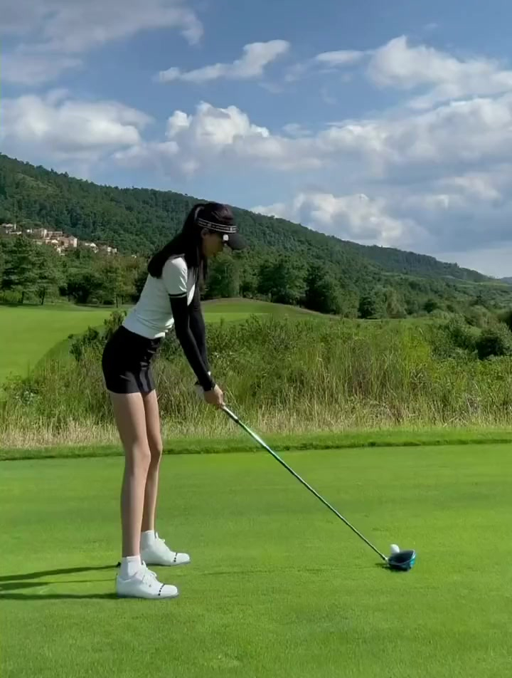 高尔夫陪练女图片